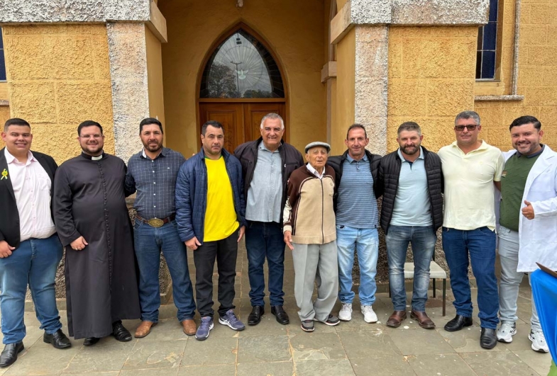 Assessor de imprensa Gabriel Gomes, Padre Paulo Eduardo, vice-prefeito Gango,  vereador Paulinho Silva, prefeito João, ex prefeito Irineu, vereador Bodinho,  vereador Diego, vereador Rodrigo Fuloni e 