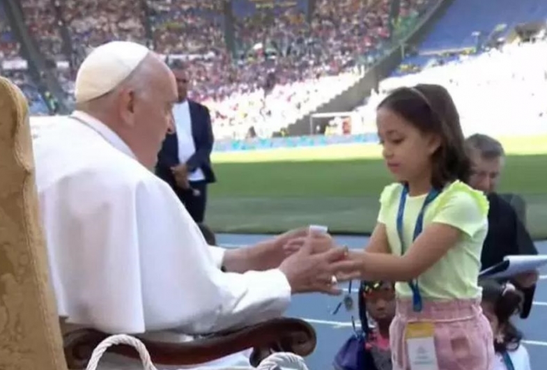 Farturense Ana Luzia Domingues de Souza representa as Américas em encontro com o Papa Francisco