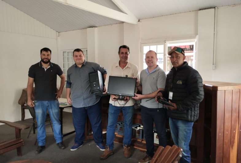 Secretaria de Indústria e Comércio de Avaré doa computador para a Agricultura 