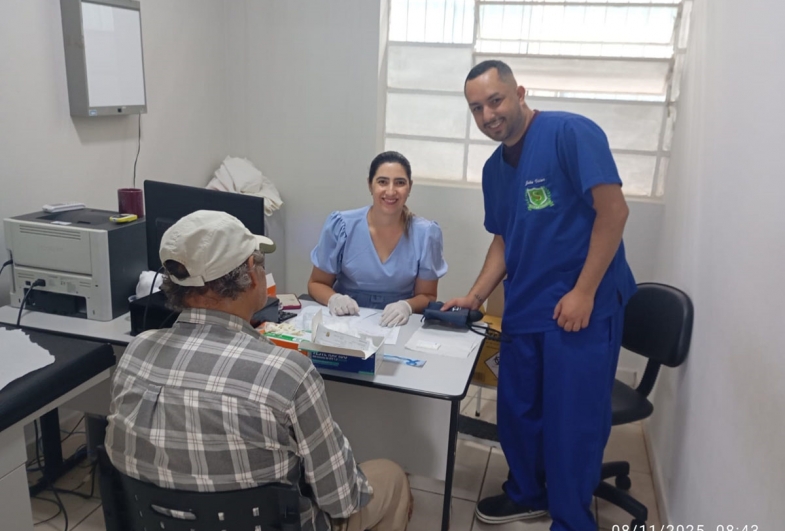 Enfermeira Jacqueline, enfermeiro João e paciente