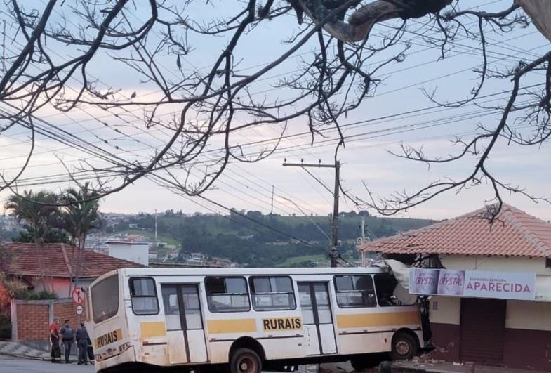 Ônibus rural bate em muro de bar e motorista está em estado grave