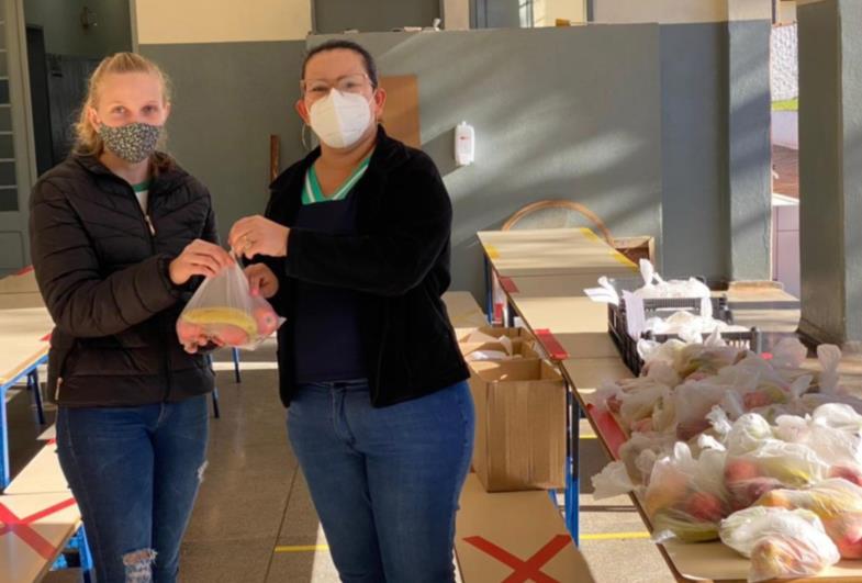 Secretaria da Educação de Timburi entrega Kit de Frutas aos alunos da rede municipal 