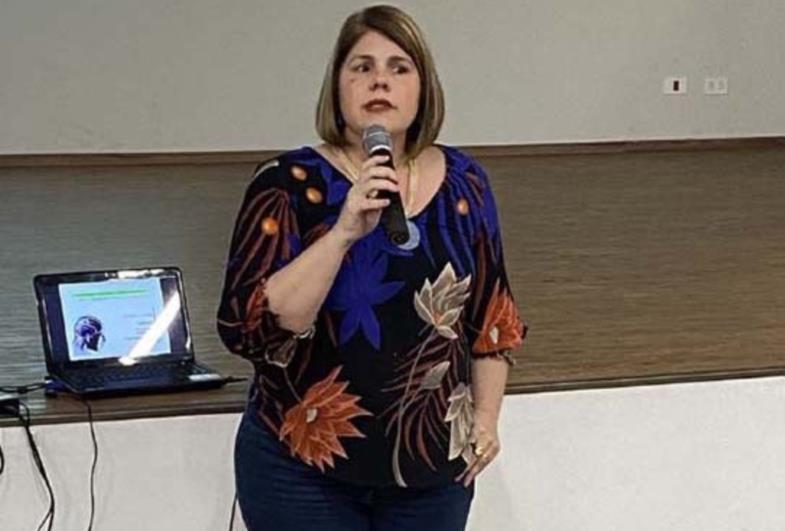 Psicóloga ministra palestra para auxiliares de desenvolvimento infantil na Escola Miguel de Góes