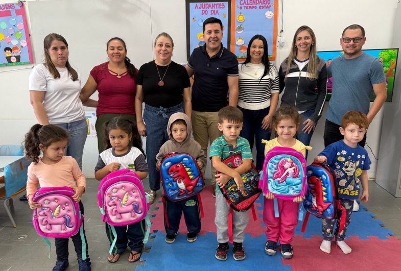 Prefeitura de Timburi entrega kits escolares personalizados para alunos da Rede Municipal e da Apae 