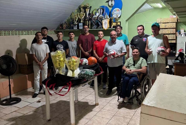 Entrega do kit esportivo com o prefeito  Marcos e o secretário de esportes Ivo