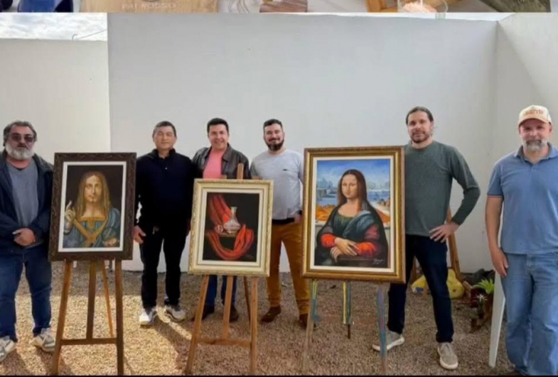O artista José Carlos expondo suas obras
