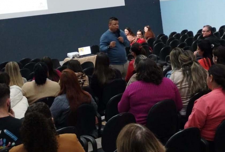 “Inclusão em Sala de Aula” foi o foco da palestra ministrada pelo Prof. Me. José Roberto Barboza Junior.