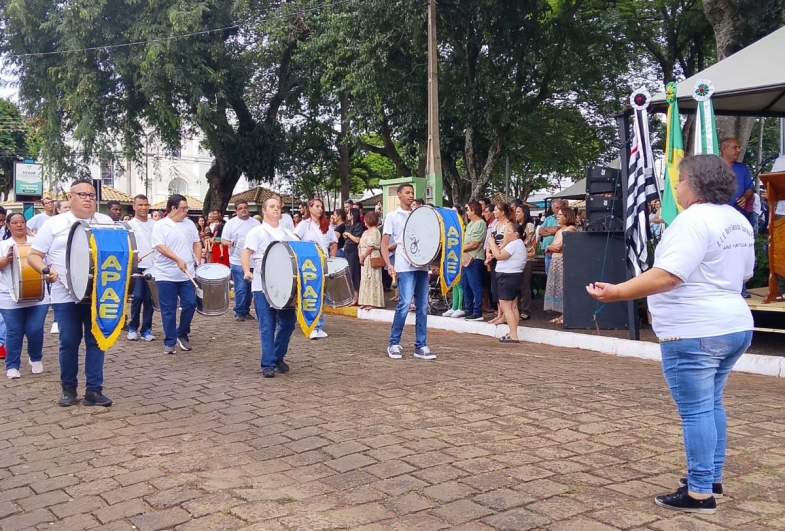 A fanfarra da APAE durante o ato cívico