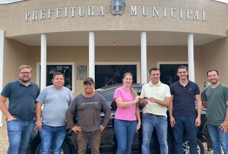 Câmara de Taguaí doa veículo e diversos bens à Prefeitura
