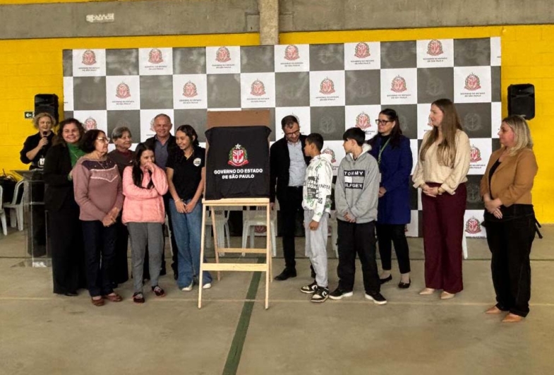 Descerramento da placa marcou oficialmente a inauguração  da Escola Estadual Prefeito Luiz Gonzaga Lança