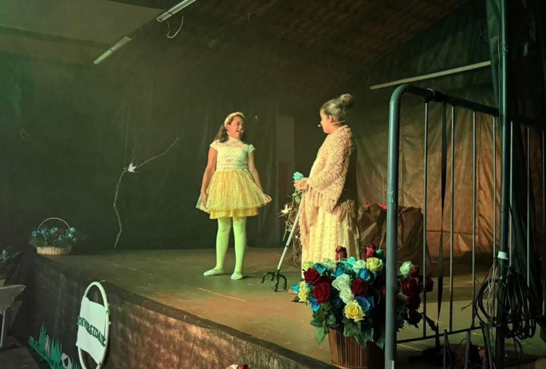 Alunas da companhia de teatro na apresentação em homenagem ao Dia da Consciência Negra