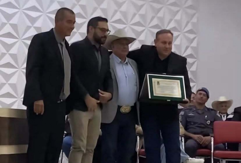 Momento da entrega do título de  cidadão Itaberaense a Paulo Cunha