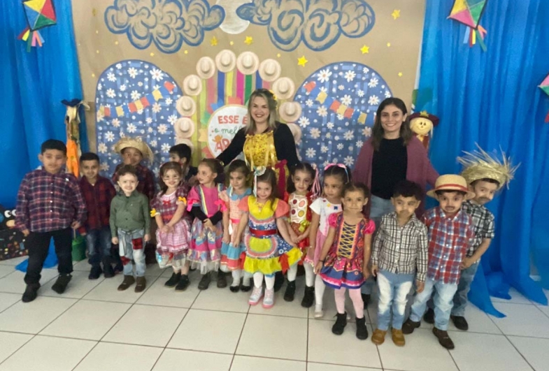 O palco se encheu de cor e emoção nas apresentações das turmas
