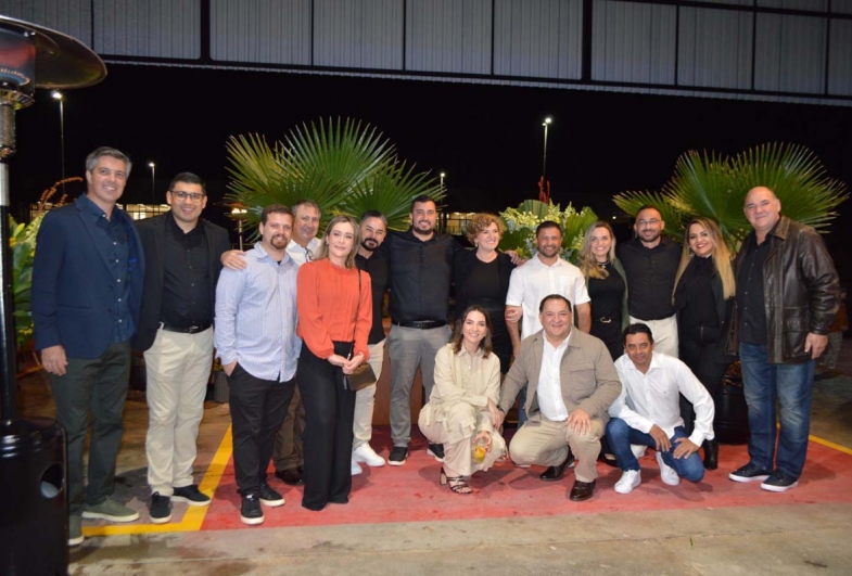 Márcio, Roberval, Sophia e Leslei com os líderes da Menegazzo