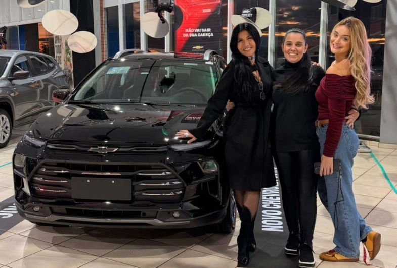 Gerente da Proeste Avaré Carol Lajarin  ao lado do Novo Chevrolet Sonic