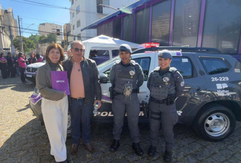 Primeira-dama Elisângela Souza e prefeito Marcão do Haras  ao lado das policiais militares femininas durante evento