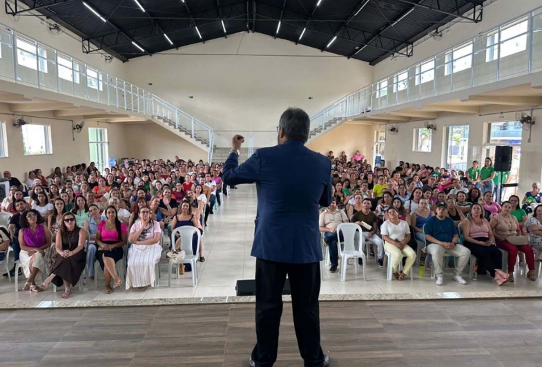 Educadores de Buri participam de palestra inspiradora com César Nunes