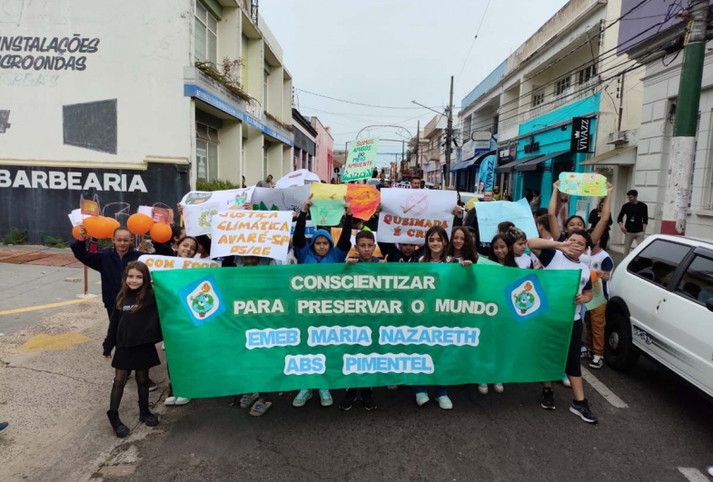 Estudantes protagonizam passeata do Dia do Meio Ambiente em Avaré