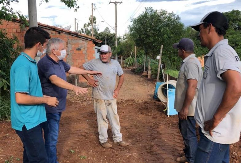 Operação Tapa-Buracos percorre Rua São Francisco de Assis e na sequência Santo Onofre