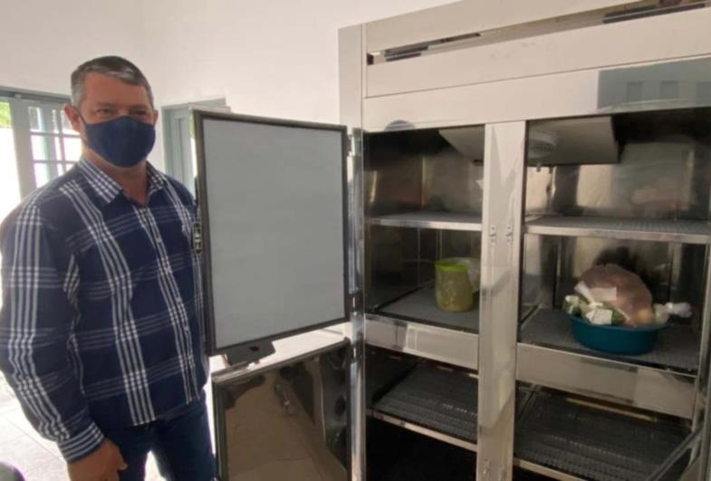 Prefeitura de Timburi compra refrigerador para  cozinha piloto e bebedouro para garagem municipal 