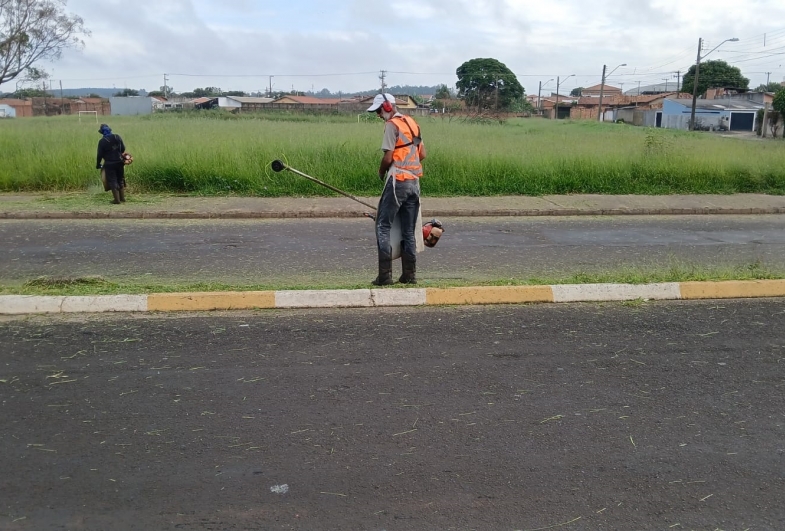 Capina e limpeza são realizadas em ruas e praças de Avaré