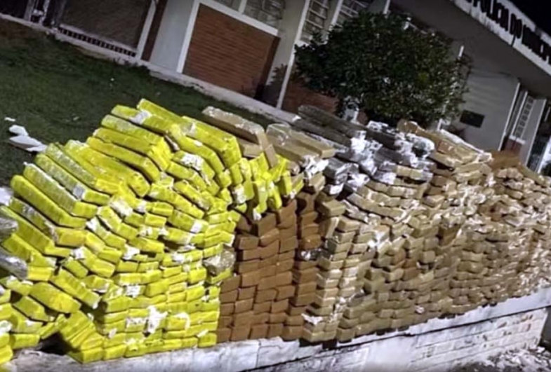 Polícia apreende quase 600 kg de maconha escondidos em carro e prende suspeitos