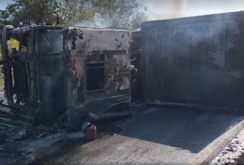 Caminhoneiro morre carbonizado ao ficar preso em ferragens após veículo tombar e pegar fogo na Raposo Tavares em Ourinhos