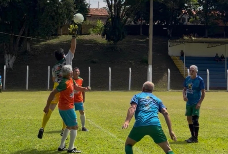 Prefeito Cristiano Amorim atuou como goleiro durante a  partida “jogo da saudade”