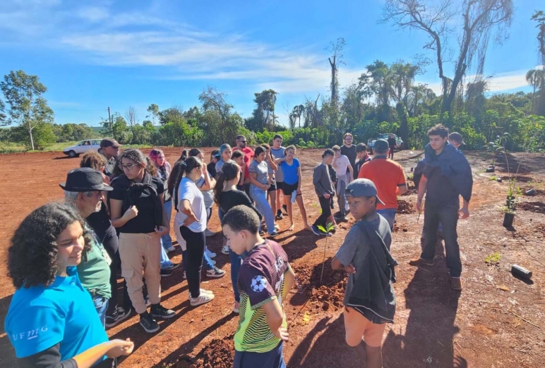 Alunos durante plantio de mudas no aterro sanitário