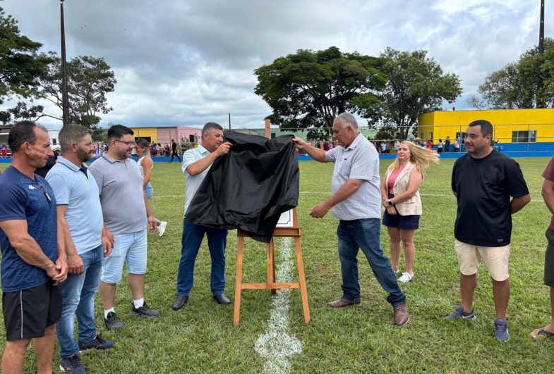 Prefeito João da Tapera ao lado da primeira-dama Wilma  e dos vereadores, descerrando a placa de reinauguração