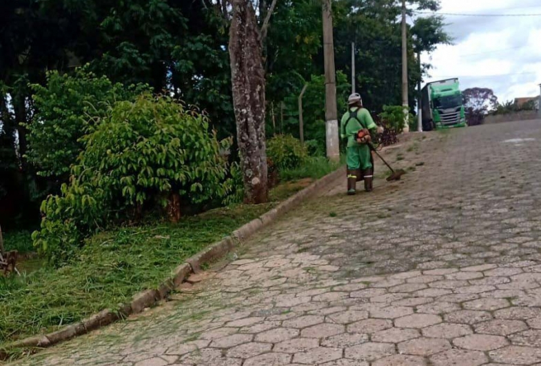 Zeladoria urbana avança em Coronel Macedo com serviços de roçada em diversos pontos