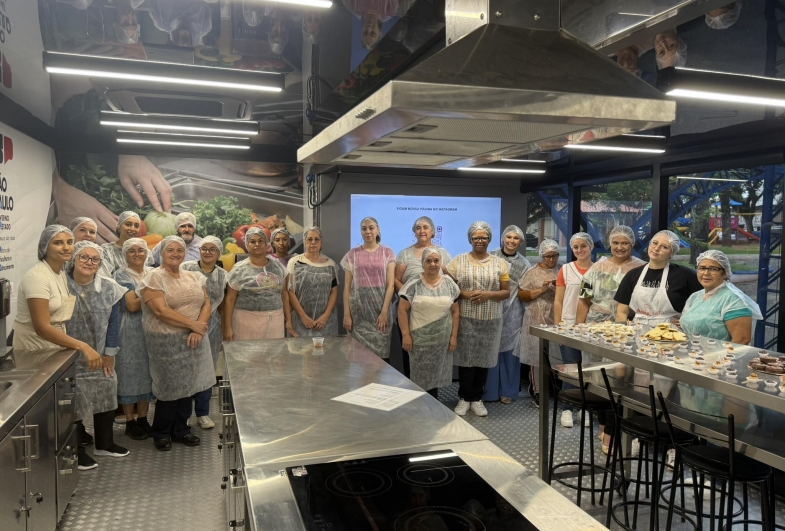 Carreta Cozinhalimento capacita mais de 70 moradores