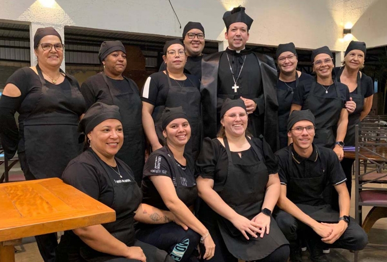 Padre Carlos junto da equipe do Quati Valey, responsável pelo  jantar servido