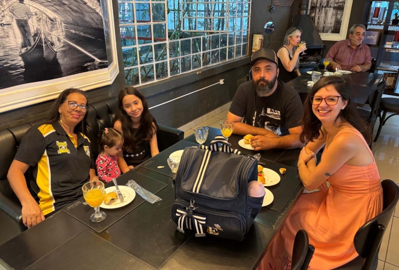 Márcia, Geison Anselmo com a esposa  Karla Dassi e filhas