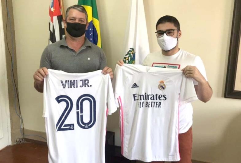 Jogador do Real Madrid faz doação de camisas do time para o asilo de Timburi