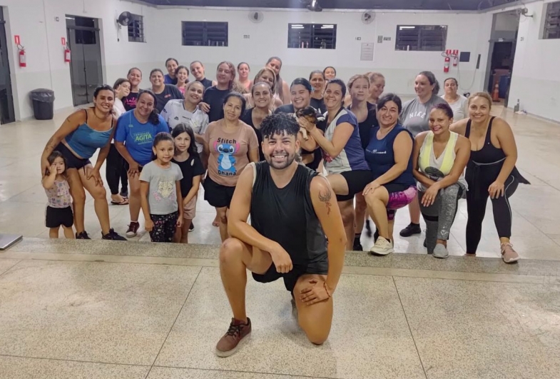 Zumba anima as noites de sexta-feira e promove mais saúde e integração em Timburi