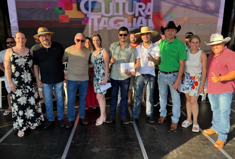 Presidente da câmara Regina Bergamo, coordenador de cultura Márcio Rodrigues, prefeito Edinho Fundão, primeira-dama Pety, vice-prefeito Rafael Corona junto a sua esposa Leziane e vereador Tatu Benção 