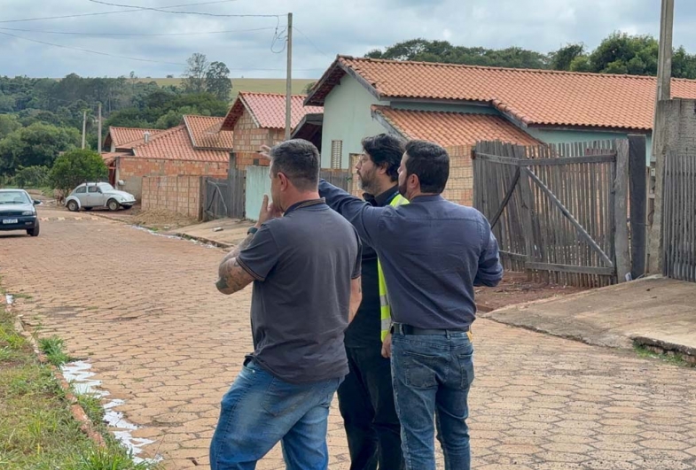 O engenheiro e o arquiteto da prefeitura também estiveram junto aos arquitetos do estado.