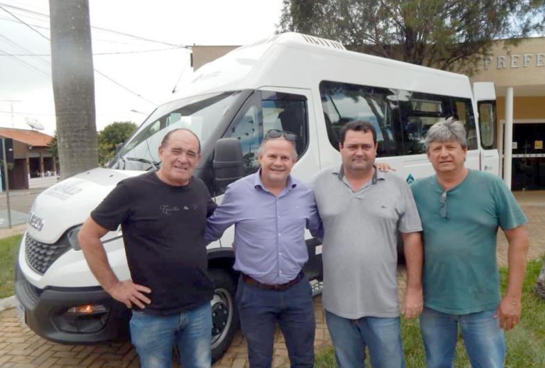 Edinho conquista Van acessível para cadeirantes em Taguaí