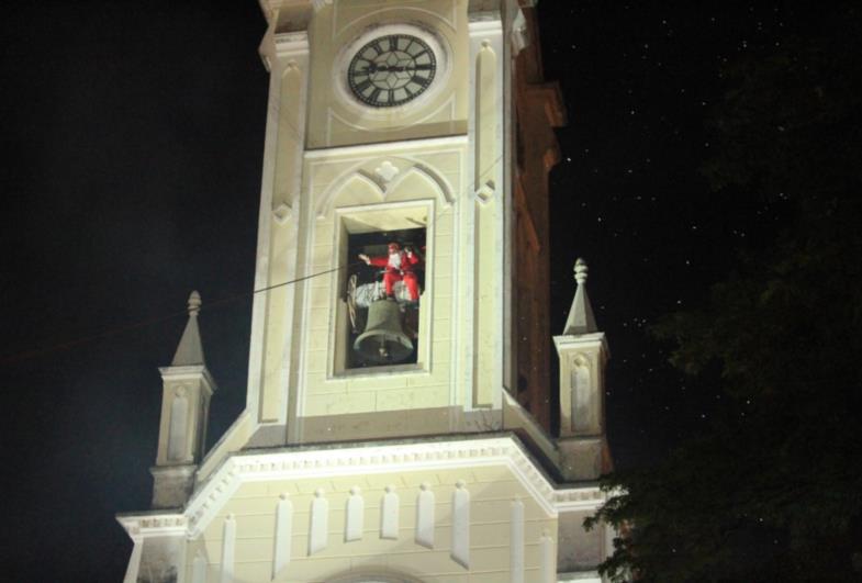 Descida do Papai Noel de tirolesa anuncia chegada do Natal