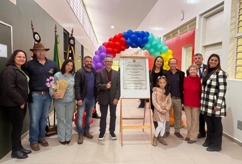 O ex-prefeito Isnar Soares Freschi, o prefeito Rodrigo Fuloni,  a primeira-dama Viviane Fuloni e familiares de Tia Marizinha  durante a solenidade de inauguração