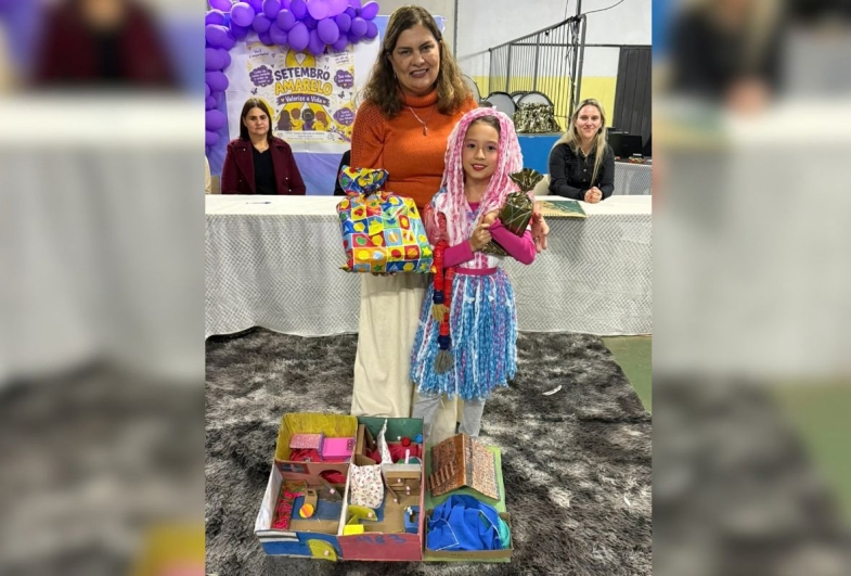 Diretoria Manoela entregando prêmio  de brinquedo mais criativo