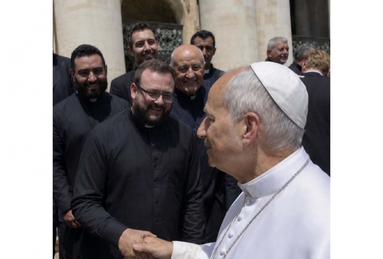 Padre Blener cumprimenta o Papa Leão XIV