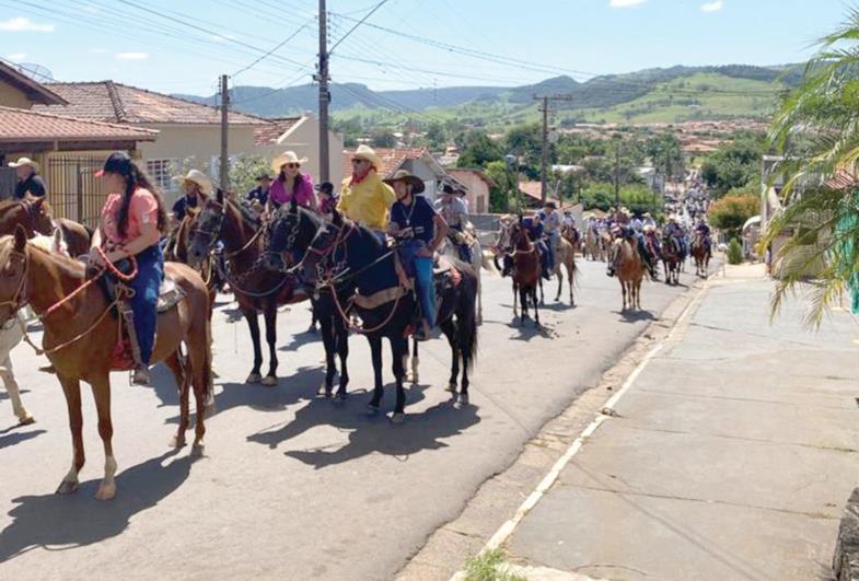 Cavalgada reúne milhares de pessoas em Fartura