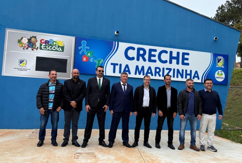 Prefeito rodrigo e demais autoridades em frente a nova Creche-Escola Maria Dolores Morales Alher - Tia Marizinha