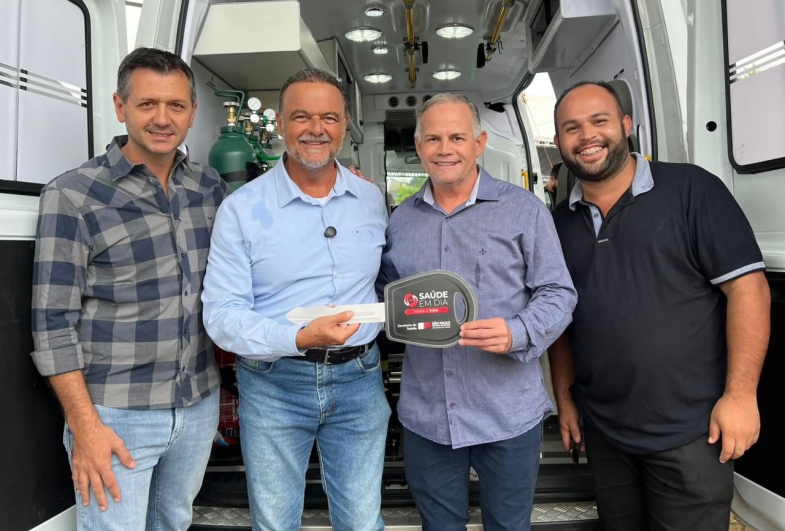 Prefeito Edinho Fundão e vice Rafael Corona de Taguaí  recebem nova ambulância do governo do Estado