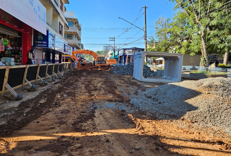 Obra contra enchentes chega ao cruzamento com a Rua Alagoas