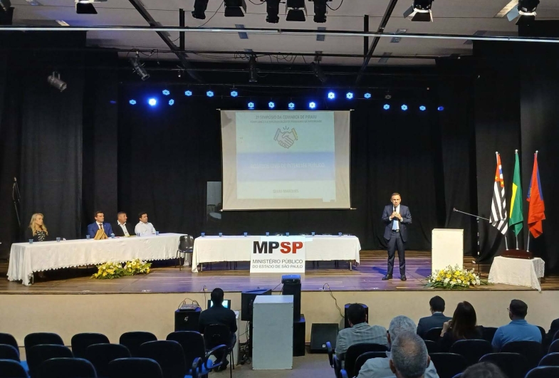 O promotor de Justiça Silvio Antonio Marques durante  apresentação de palestra