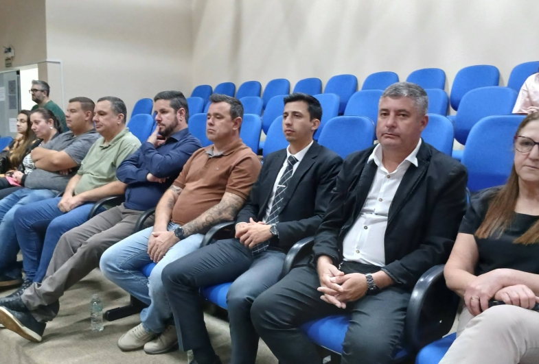 Prefeito Rodrigo Fuloni e equipe de Sarutaiá