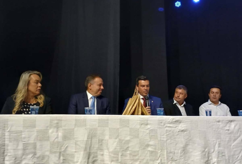 Vereadora de Piraju Fernanda Carrara, promotores de Justiça Silvio e Francisco, prefeito de Sarutaiá Rodrigo e  prefeito de Timburi Cristiano